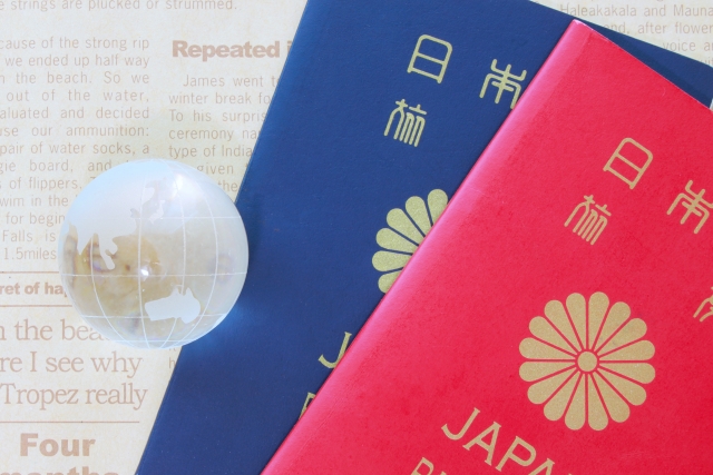 ガラス玉と十六菊が描かれた赤と青のパスポート