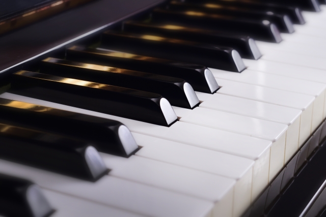 ピアノの鍵盤のアップ画像