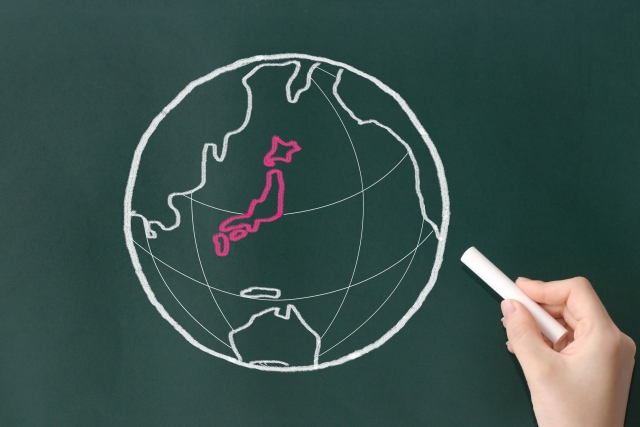 黒板にチョークで描いた地球と日本