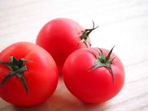 赤く映えるフレッシュトマト