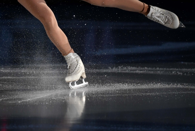 氷の上を走るスケート選手