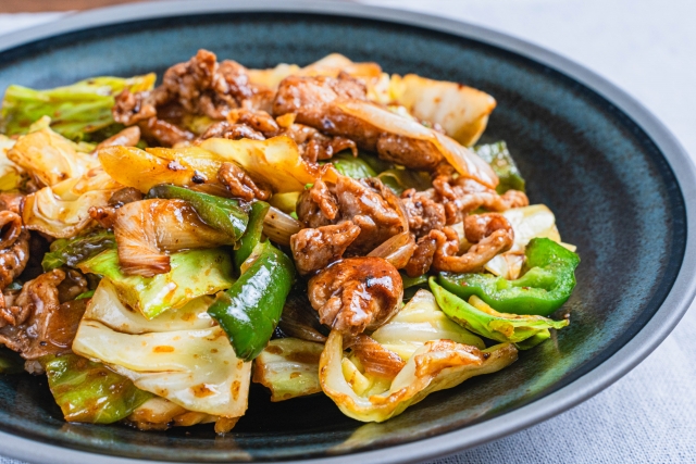 豚肉、キャベツ、ピーマンを甘辛いタレで炒めた回鍋肉（ホイコーロー）